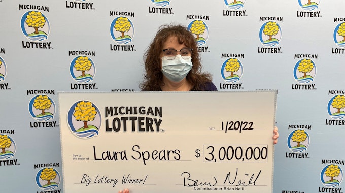 Laura Spears mit ihrem Lottogewinn bei der „Michigan Lottery“.