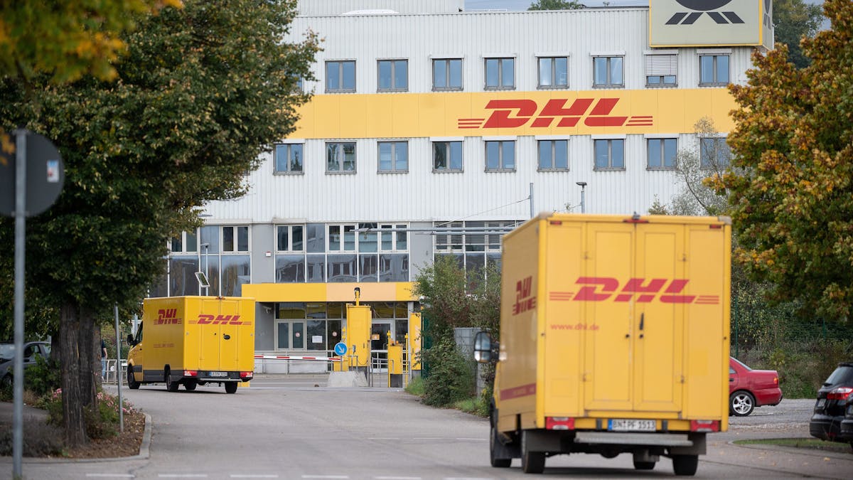 DHL-Lastwagen fahren auf ein DHL-Frachtzentrum zu. Foto vom 8. Oktober 2020.&nbsp;