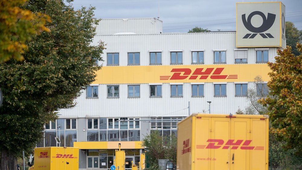 DHL-Lastwagen fahren auf ein DHL-Frachtzentrum zu. Foto vom 8. Oktober 2020.