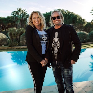 Carmen und Robert Geiss strahlen in die Kamera. Auf dem Bild, aufgenommen am 9. März 2021, stehen sie vor einem Swimmingpool.
