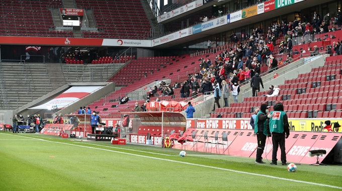 Fans des 1. FC Köln im zu weiten Teilen leeren Rhein-Energie-Stadion