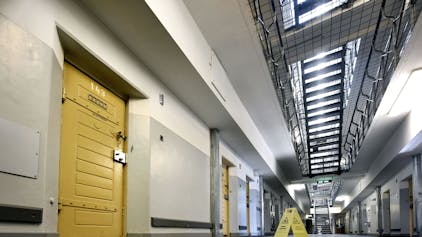 Die Tür zur Zelle 143 in der Klever Justizvollzugsanstalt.