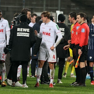 Die Spieler des 1. FC Köln nach dem Schlusspfiff in Bochum auf dem Rasen.