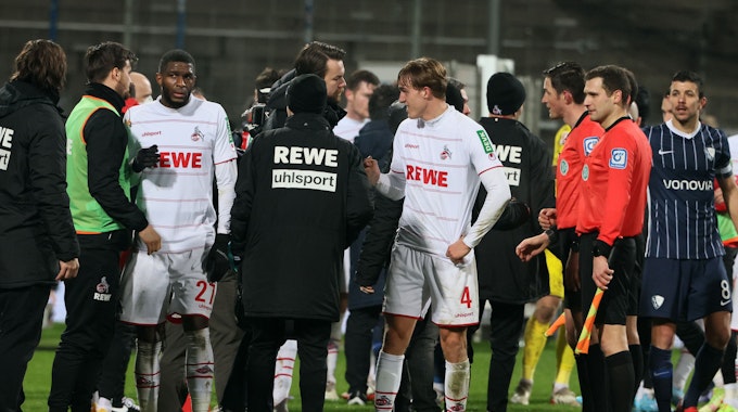 Die Spieler des 1. FC Köln nach dem Schlusspfiff in Bochum auf dem Rasen.