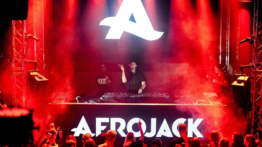 DJ und Produzent Afrojack auf der Bühne bei einem Autritt.