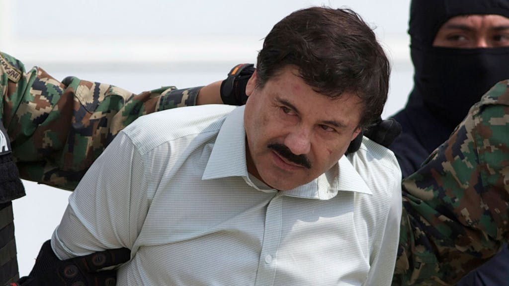 Der mexikanische Drogenboss Joaquin "El Chapo" Guzman wird nach seiner Gefangennahme zu einem Hubschrauber geführt.&nbsp;