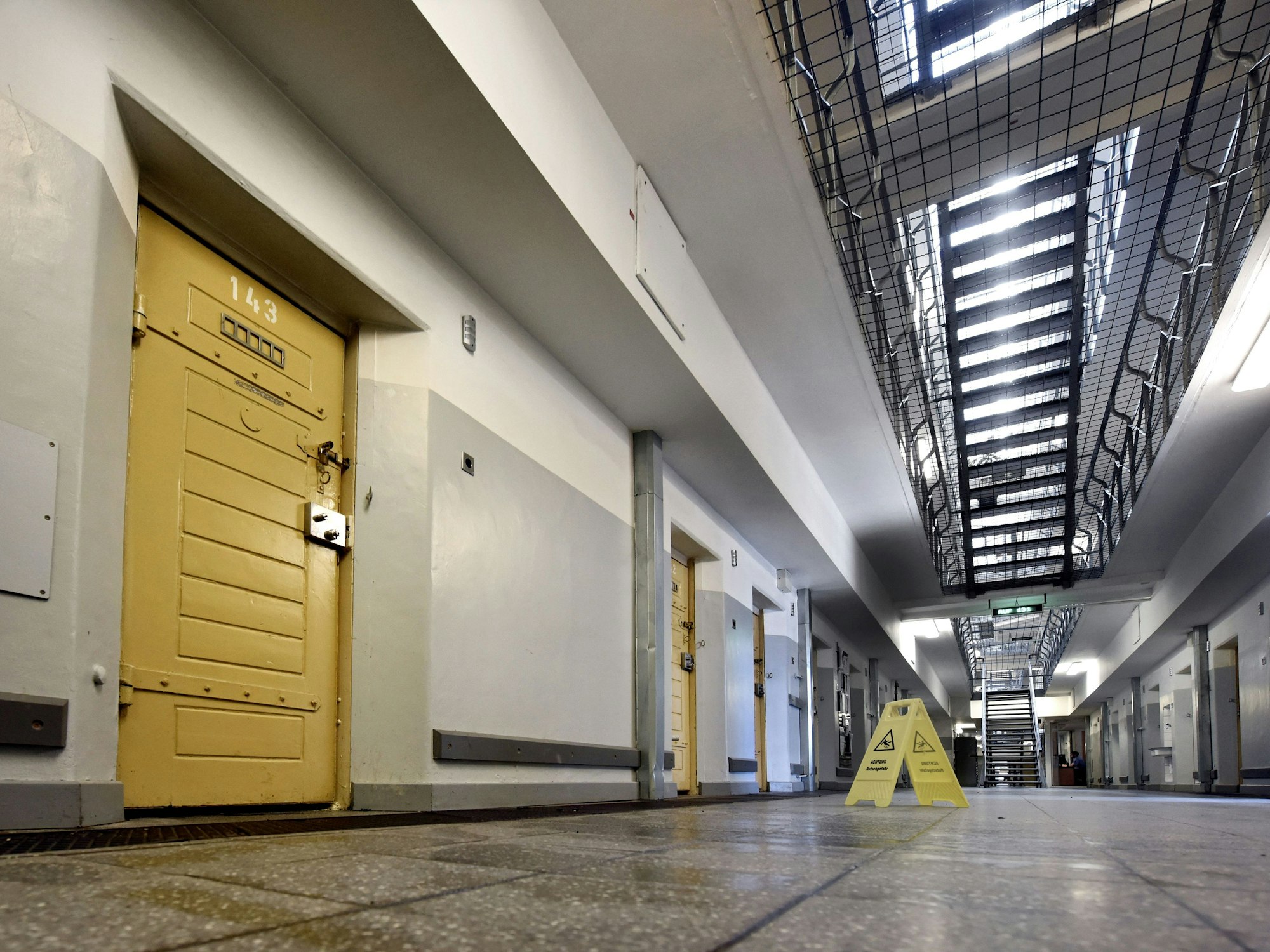 Die Tür zur Zelle 143 in der Klever Justizvollzugsanstalt in NRW. Foto vom 18. September 2018.