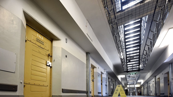 Die Tür zur Zelle 143 in der Klever Justizvollzugsanstalt in NRW. Foto vom 18. September 2018.