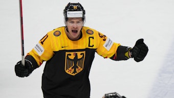 Moritz Müller jubelt bei Deutschlands Spiel der Eishockey-WM gegen Norwegen.