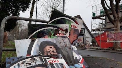 Wahlplakate der CDU liegen am Straßenrand in Köln&nbsp;