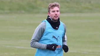 Christoph Kramer ist nach seinem erkältungsbedingten Ausfall am Dienstag (25. Januar 2022) wieder ins Trainings bei Borussia Mönchengladbach eingestiegen. Kramer trägt ein Leibchen.