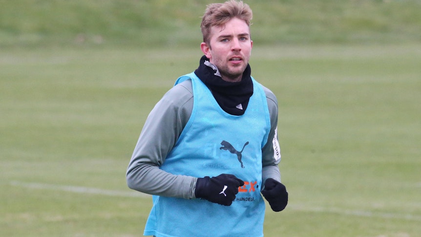 Christoph Kramer ist nach seinem erkältungsbedingten Ausfall am Dienstag (25. Januar 2022) wieder ins Trainings bei Borussia Mönchengladbach eingestiegen. Kramer trägt ein Leibchen.