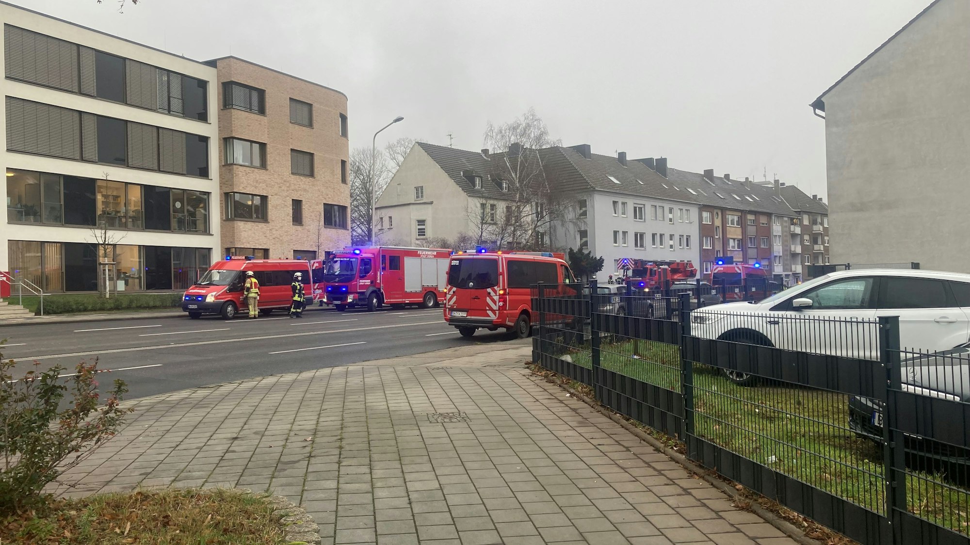 Foto von Christian Spolders vom Einsatz bei einem Großbrand in Düren am 25. Januar 2022, Foto aufgenommen an der Bismarckstraße Ecke Schoellerstraße