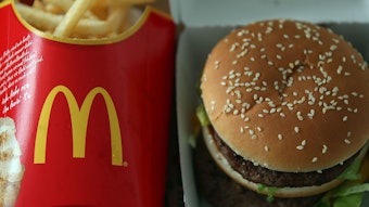 Ein Big Mac Menü von McDonald's liegt am 27.05.2015 in Köln (Nordrhein-Westfalen) auf dem Tisch.