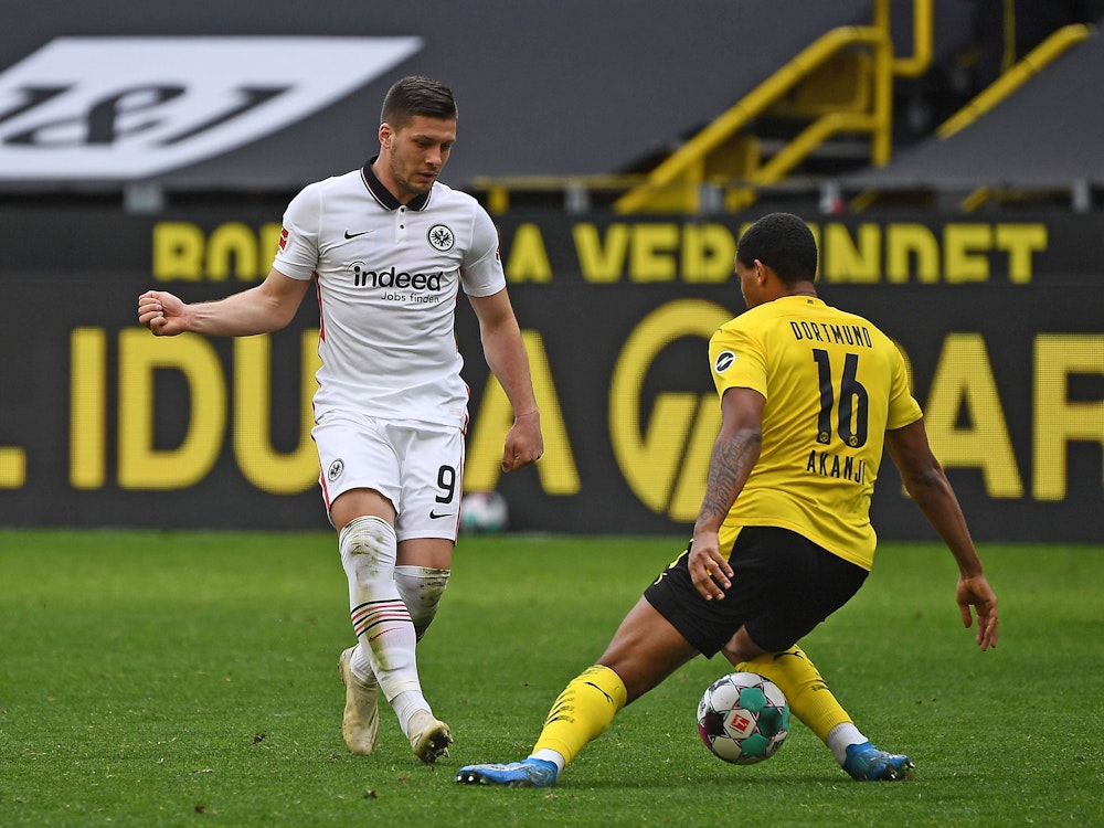 Luka Jovic tunnelt Dortmunds Verteidiger Manuel Akanji.