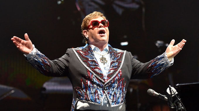 Elton John muss erneut Konzerte absagen. Er ist an Corona erkrankt.