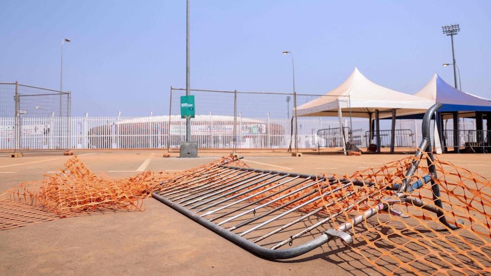 Ein Zaun vor dem Olembe-Stadion ist umgefallen.