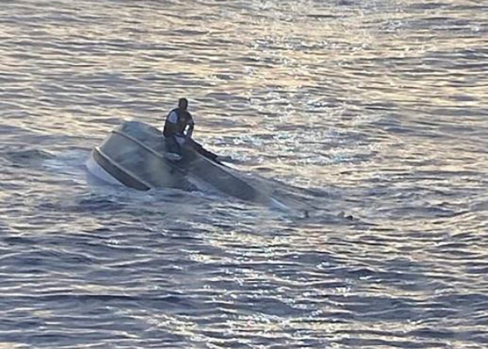 Ein Foto der US-Küstenwache zeigt das gekenterte Boot vor der Küste Floridas. Mindestens 39 Menschen werden vermisst. Es gibt kaum Hoffnung, die Menschen noch lebend zu finden.