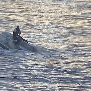 Ein Foto der US-Küstenwache zeigt das gekenterte Boot vor der Küste Floridas. Mindestens 39 Menschen werden vermisst. Es gibt kaum Hoffnung, die Menschen noch lebend zu finden.