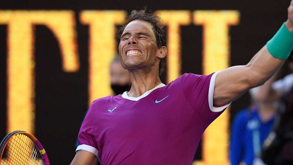 Rafael Nadal reißt den linken Arm hoch und grins.