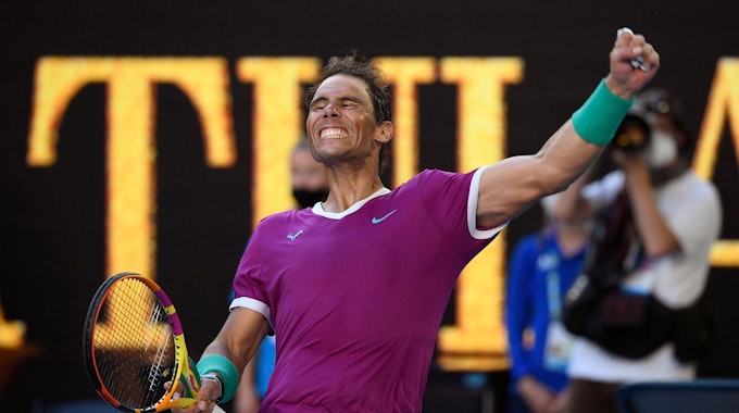 Rafael Nadal reißt den linken Arm hoch und grins.