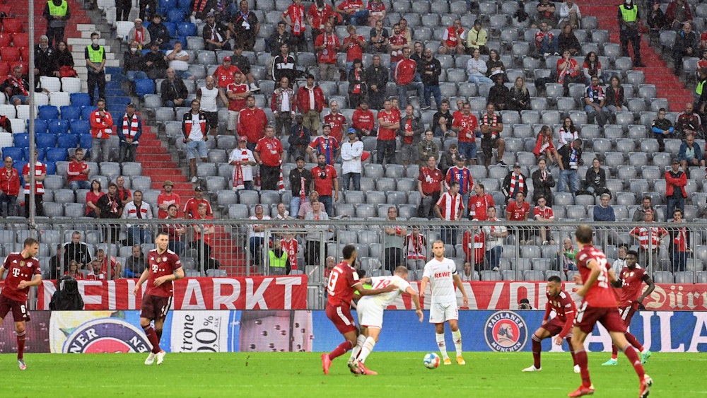 Bayerische Staatsregierung verkündet Rückkehr der Fans. Allianz-Arena wieder mit bis zu 10.000 Fans.