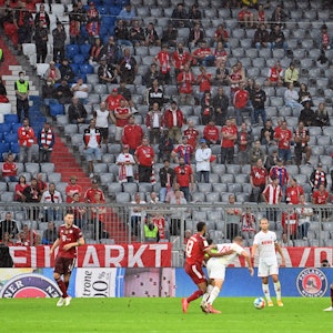 Bayerische Staatsregierung verkündet Rückkehr der Fans. Allianz-Arena wieder mit bis zu 10.000 Fans.