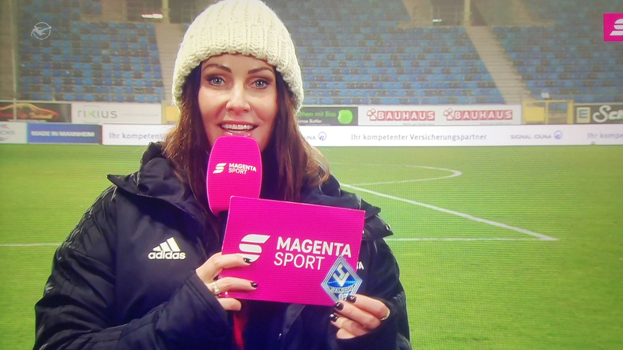 Mannheim, 25. Januar 2022: MagentaSport-Moderatorin Kamila Benschop hält das Wappen von Waldhof Mannheim in den Händen, das vom Trikot von Marco Höger im Spiel gegen Viktoria Köln abgefallen war.
