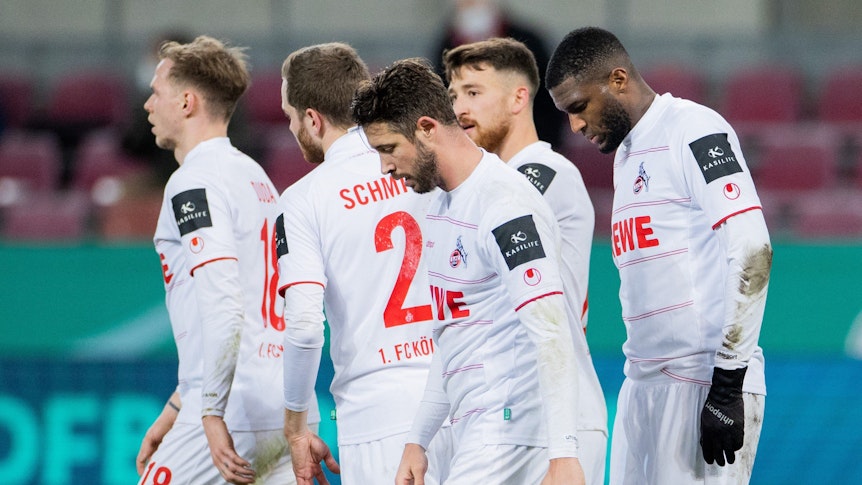 Die Spieler des 1. FC Köln stehen enttäuscht auf dem Rasen