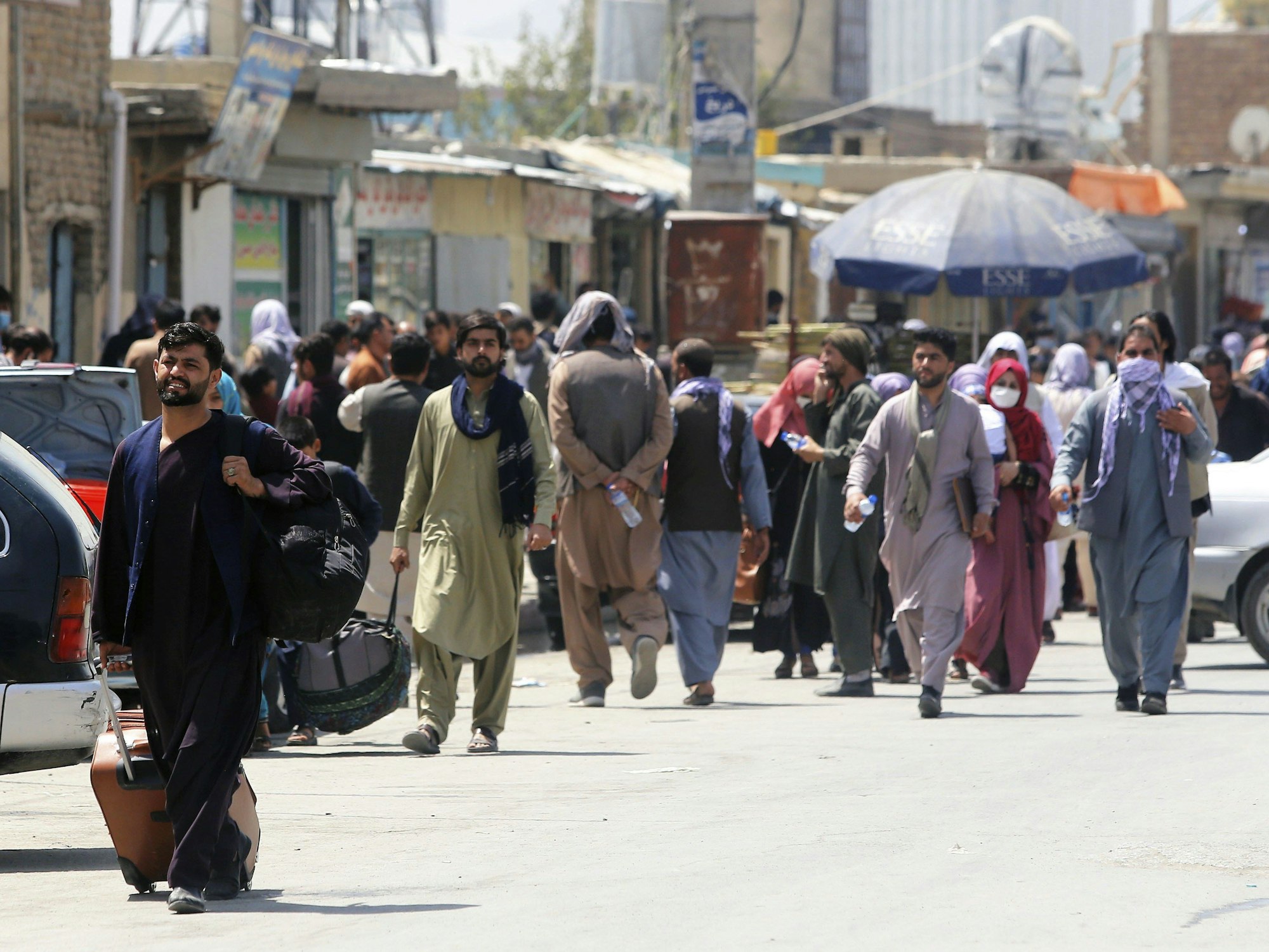 Menschen begeben sich zu einer Militäreinrichtung auf einem Flughafen in Kabul. Foto vom 23. August 2021.