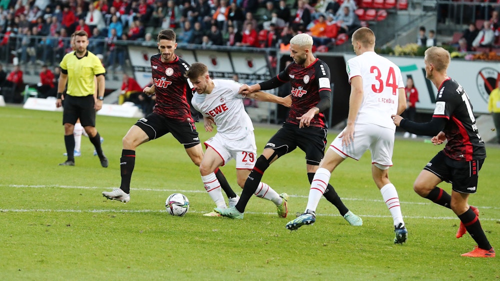 Ein Zweikampf im Spiel zwischen dem 1. FC Köln und Fortuna Köln