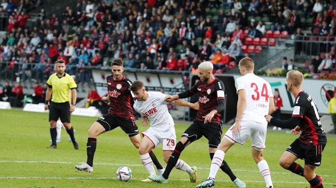 Ein Zweikampf im Spiel zwischen dem 1. FC Köln und Fortuna Köln