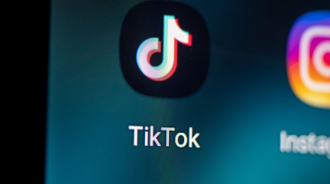 Symbolbild. Auf dem Bildschirm eines Smartphones sieht man das Logo der App TikTok, aufgenommen am 28. April 2021.