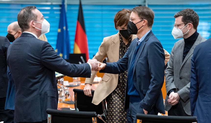 Volker Wissing (l, FDP), Bundesminister für Verkehr und Digitales, und Karl Lauterbach (SPD), Bundesminister für Gesundheit, begrüßen sich zu Beginn der Klausurtagung des Bundeskabinetts im Bundeskanzleramt.