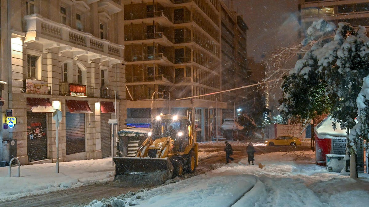 Ein Räumfahrzeug fährt durch die Straßen: Die stärksten Schneefälle seit 40 Jahren haben den Verkehr in der griechischen Hauptstadt Athen (Foto vom 24. Januar 2022) zum Erliegen gebracht.&nbsp;