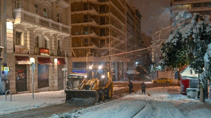 Ein Räumfahrzeug fährt durch die Straßen: Die stärksten Schneefälle seit 40 Jahren haben den Verkehr in der griechischen Hauptstadt Athen (Foto vom 24. Januar 2022) zum Erliegen gebracht.