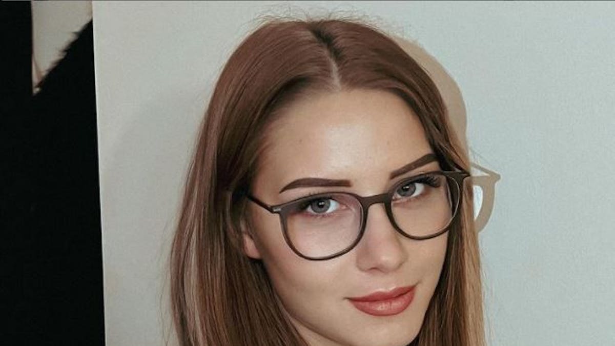 Loredana Wollny zeigt sich auf einem Foto vom 21. Januar 2022 auf Instagram ungewohnt: mit braunen Haaren und Brille&nbsp;