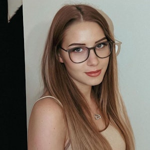Loredana Wollny zeigt sich auf einem Foto vom 21. Januar 2022 auf Instagram ungewohnt: mit braunen Haaren und Brille