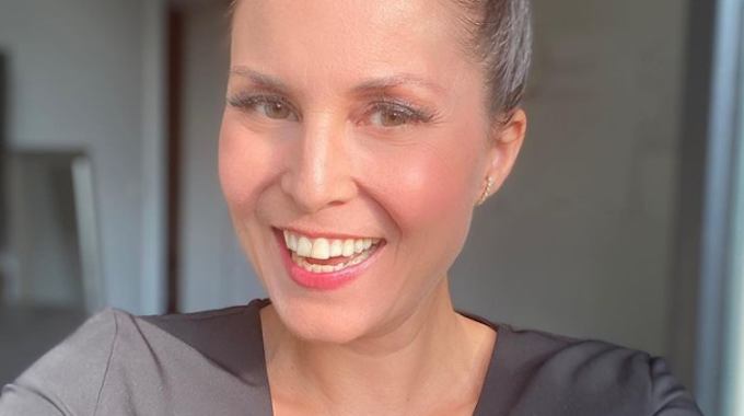 Moderatorin Vanessa Blumhagen lacht auf einem Selfie in die Kamera. Das Bild postete sie am 21. Juli 2021 auf ihrem Instagram-Profil.