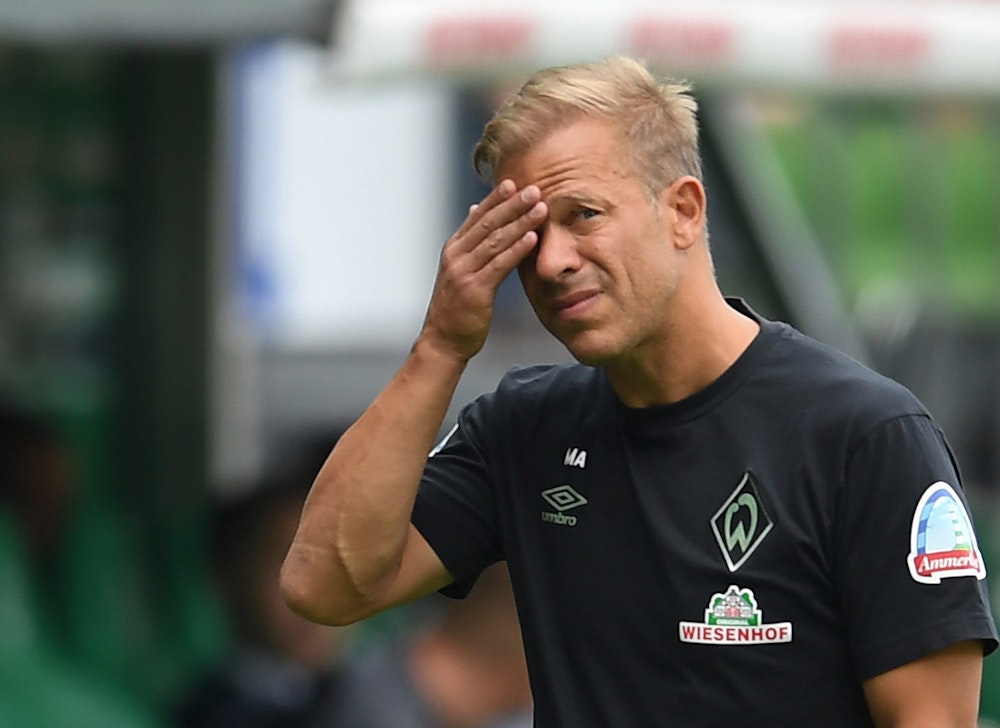 Werders damaliger Trainer Markus Anfang steht an der Seitenlinie.