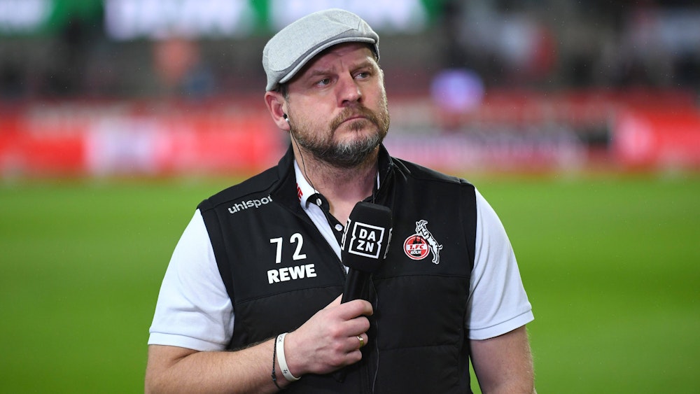Steffen Baumgart, Cheftrainer des 1. FC Köln, steht am Spielfeldrand.