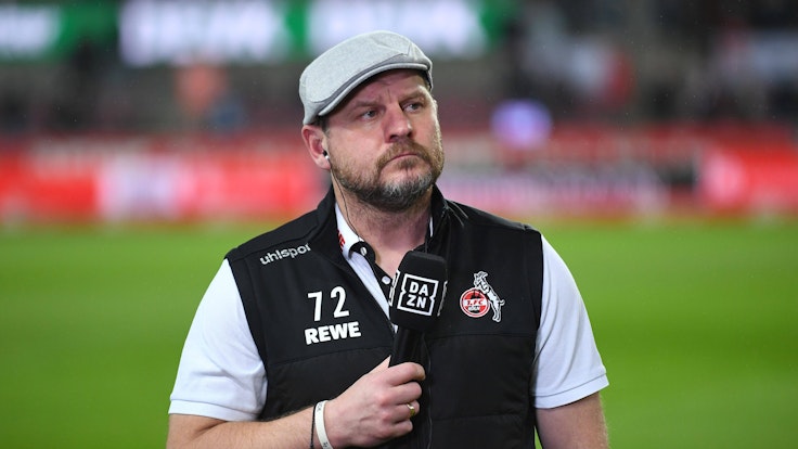 Steffen Baumgart, Cheftrainer des 1. FC Köln, steht am Spielfeldrand.