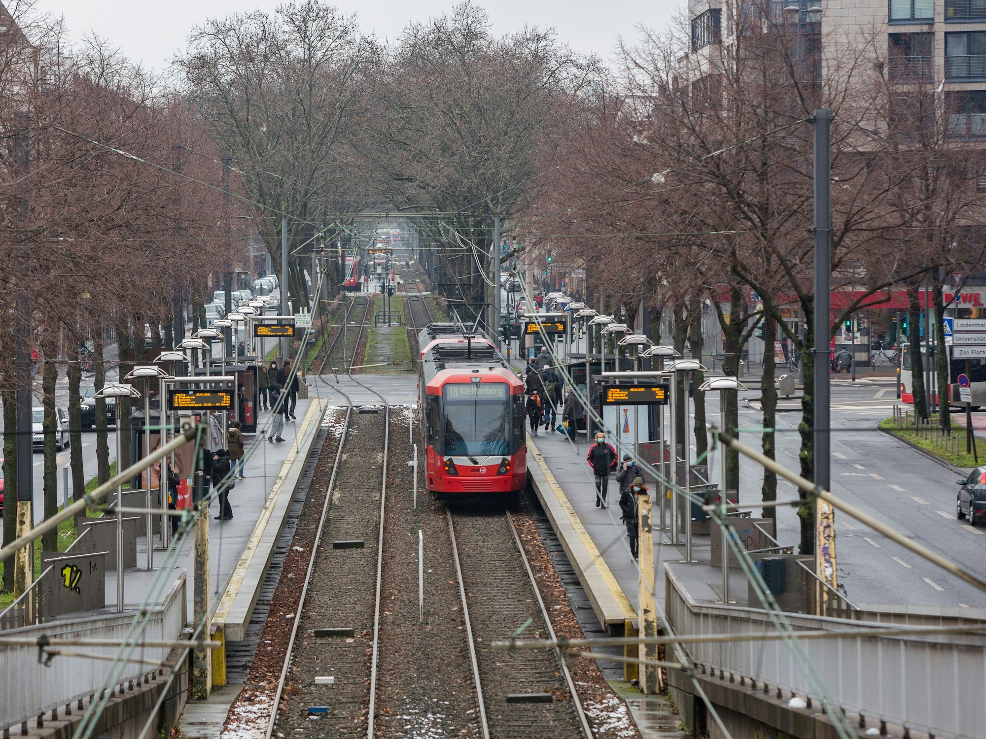 KVB-Linie 18 auf Höhe des Kölner Landgerichts an der Haltestelle Weißhausstraße. Foto: Michael Bause
