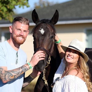 Timo und Carina Horn herzen ein Renn-Pferd bei einer Auktion.