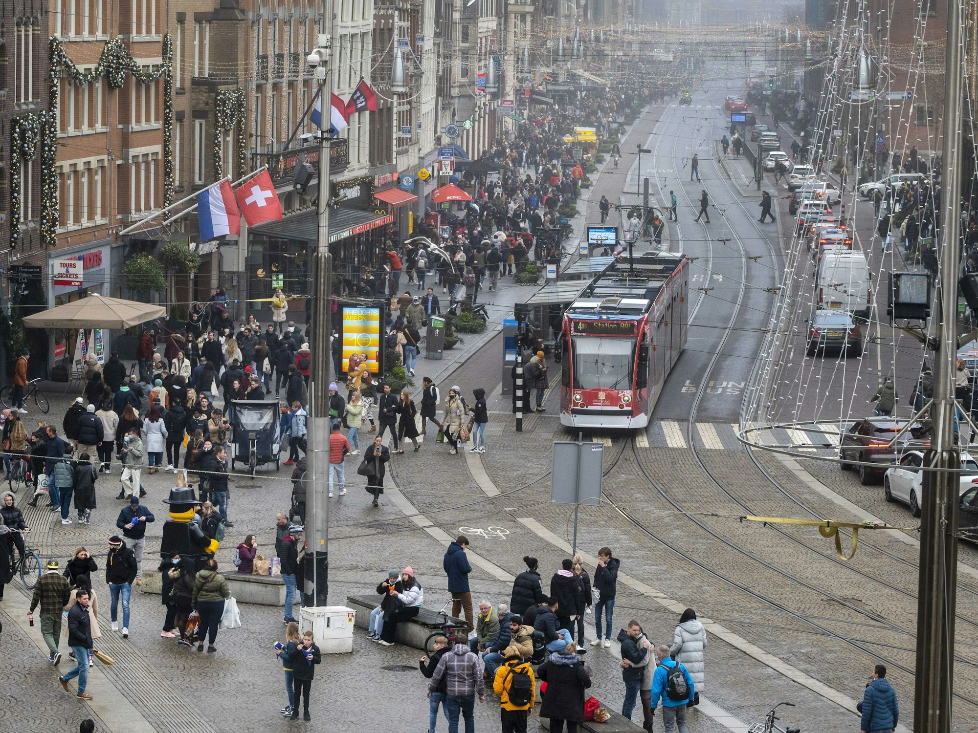 Volle Straßen in Amsterdam – dieses Foto wurde einen Tag vor dem Lockdown am 18. Dezember 2021 aufgenommen. Jetzt sollen in den Niederlanden weitere Corona-Auflagen gelockert werden.