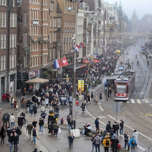 Volle Straßen in Amsterdam – dieses Foto wurde einen Tag vor dem Lockdown am 18. Dezember 2021 aufgenommen. Jetzt sollen in den Niederlanden weitere Corona-Auflagen gelockert werden.