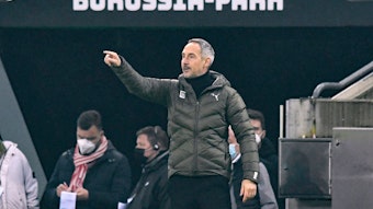 Gladbach-Trainer Adi Hütter am 22. Januar 2022 im Borussia-Park. Der Österreicher zeigt am Spielfeldrand seinen Profis die Richtung an.