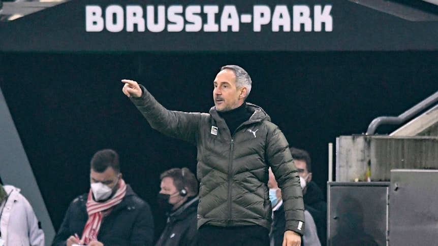 Gladbach-Trainer Adi Hütter am 22. Januar 2022 im Borussia-Park. Der Österreicher zeigt am Spielfeldrand seinen Profis die Richtung an.