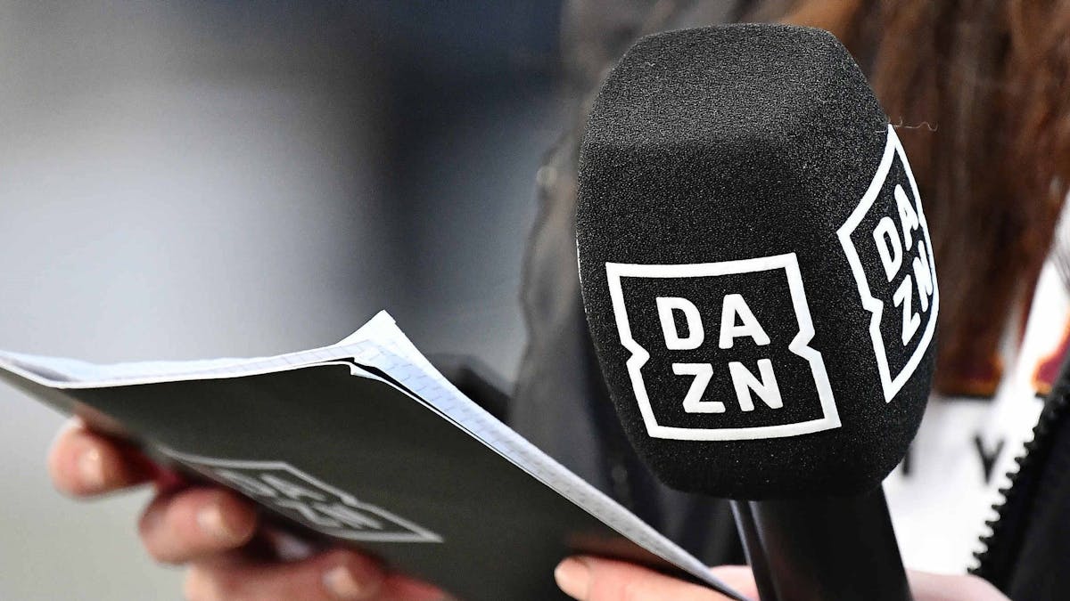 Ein DAZN-Mikrofon und Moderations-Karten mit dem Logo des Streaming-Senders
