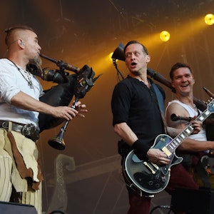 Die Musiker der Band "In Extremo", Boris Pfeiffer (l-r), Sebastian Lange und Marco Zorzytzky, treten am 27.05.2016 in München (Bayern) beim Musikfestival "Rockavaria" auf.